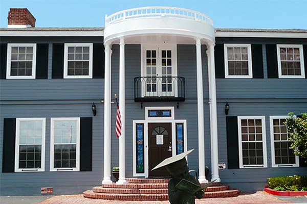 Exterior view of huntington beach heritage montessori school, California, showcasing the school’s entrance and landscaping.
